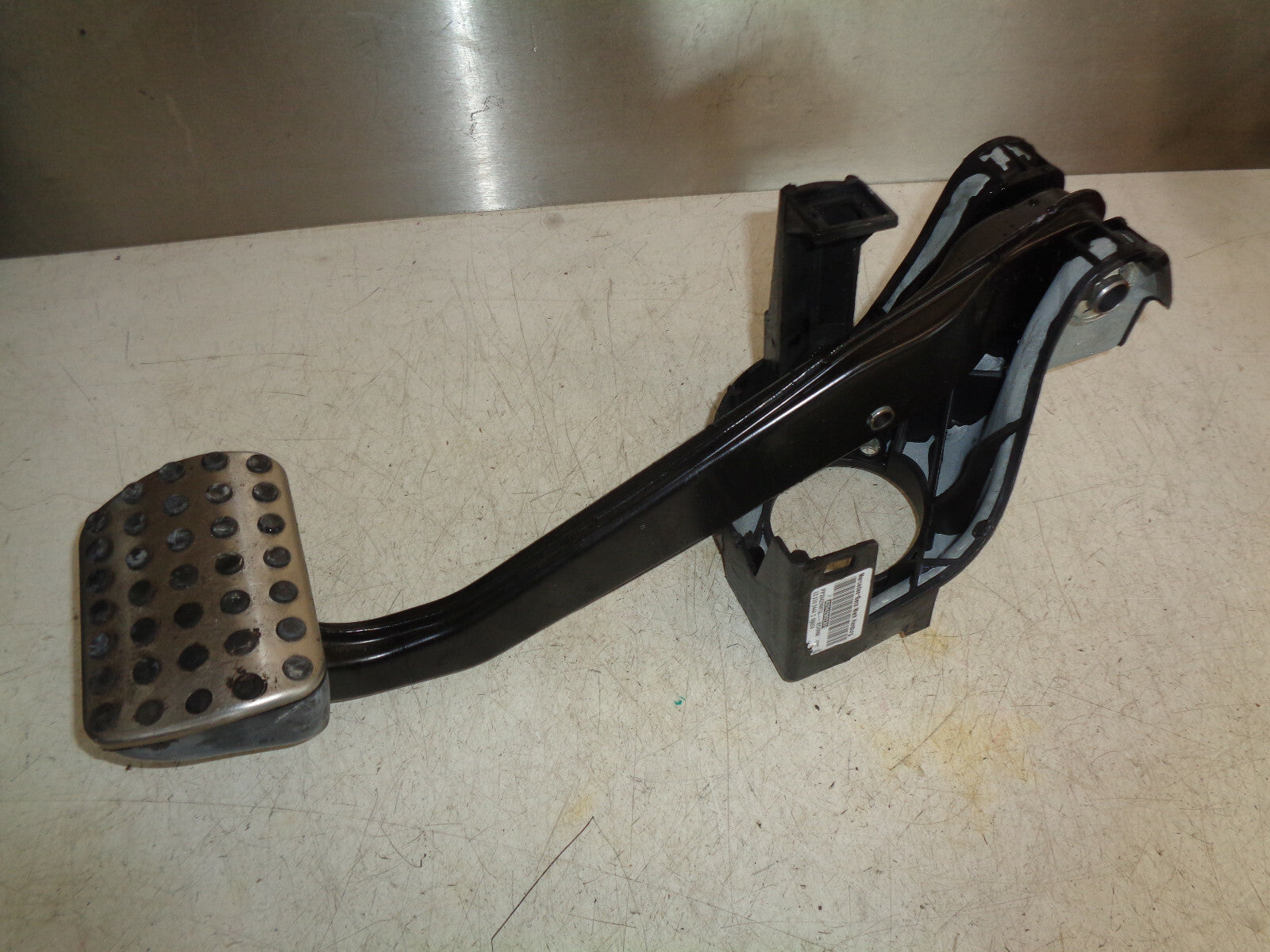 MERCEDES BENZ E CLASS W212 W204 DIESEL BRAKE PEDAL A2042902301