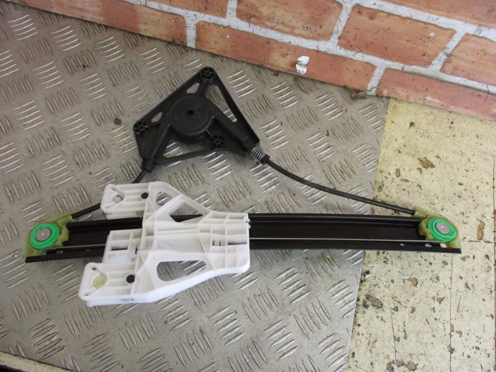 AUDI A1 2013 5 DOOR OSR DRIVER SIDE FRONT WINDOW REGULATOR ONLY 8X4839462A