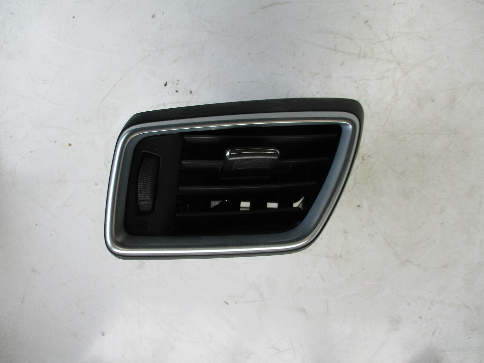 NISSAN QASHQAI J11 MK2 NSF PASSENGER SIDE FRONT AIR VENT 687614EA0A