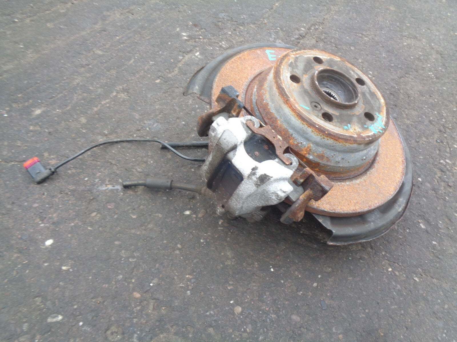 MERCEDES BENZ W212 2010 2.1 DIESEL NSR PASSENGER SIDE REAR WHEEL HUB + CALIPER