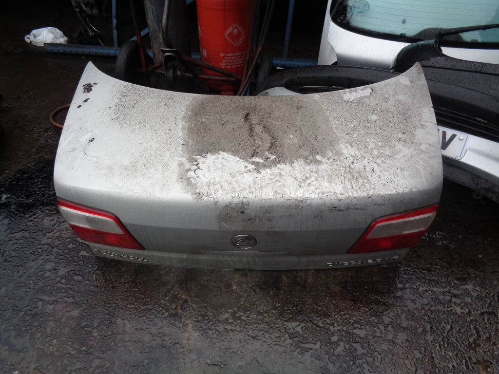VAUXHALL OMEGA B 2005 SALOON COMPLETE TAILGATE BOOTLID SILVER