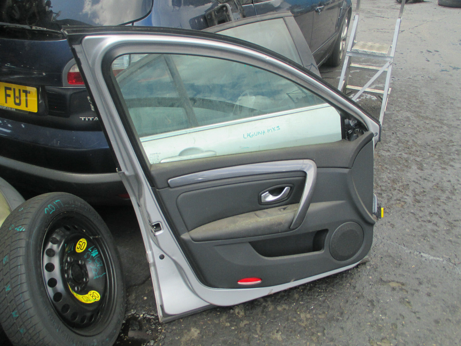 RENAULT LAGUNA MK3 2008 NSF PASSENGER SIDE FRPNT COMPLETE DOOR SILVER