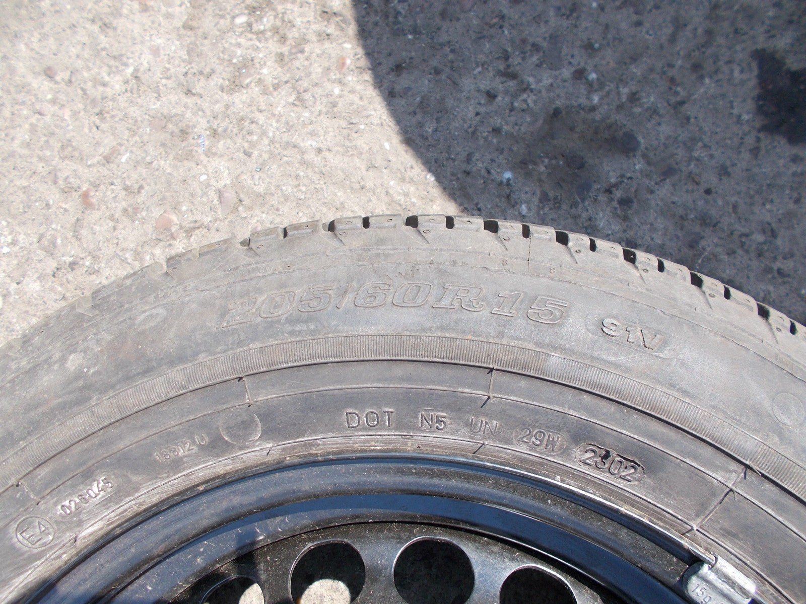 VOLKSWAGEN PASSAT DUNLOP 15 INCH 5 STUD STEEL WHEEL 205/60 R15