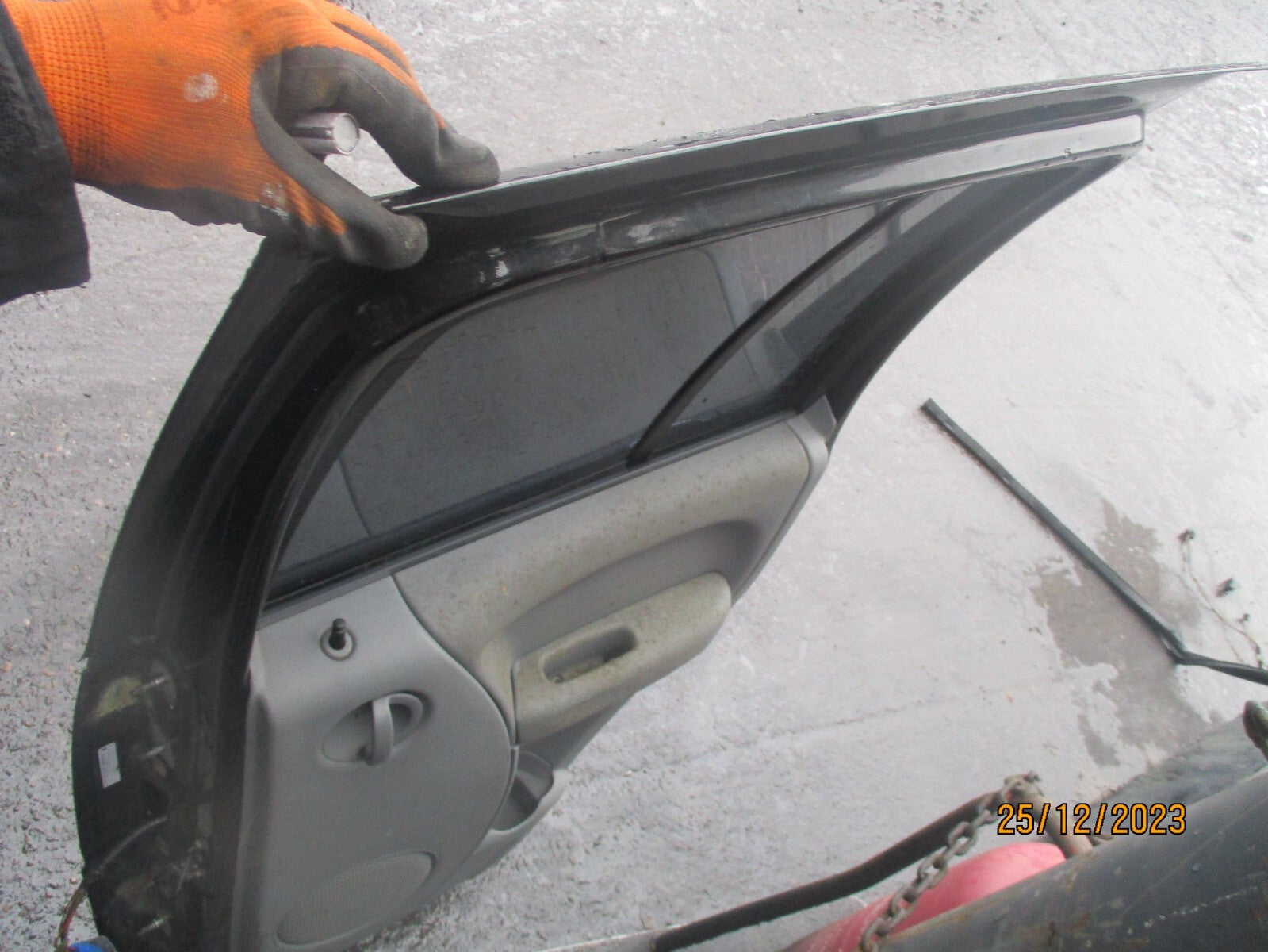 2006 JEEP CHEROKEE MK3 OSR DRIVER SIDE REAR COMPLETE DOOR BLACK