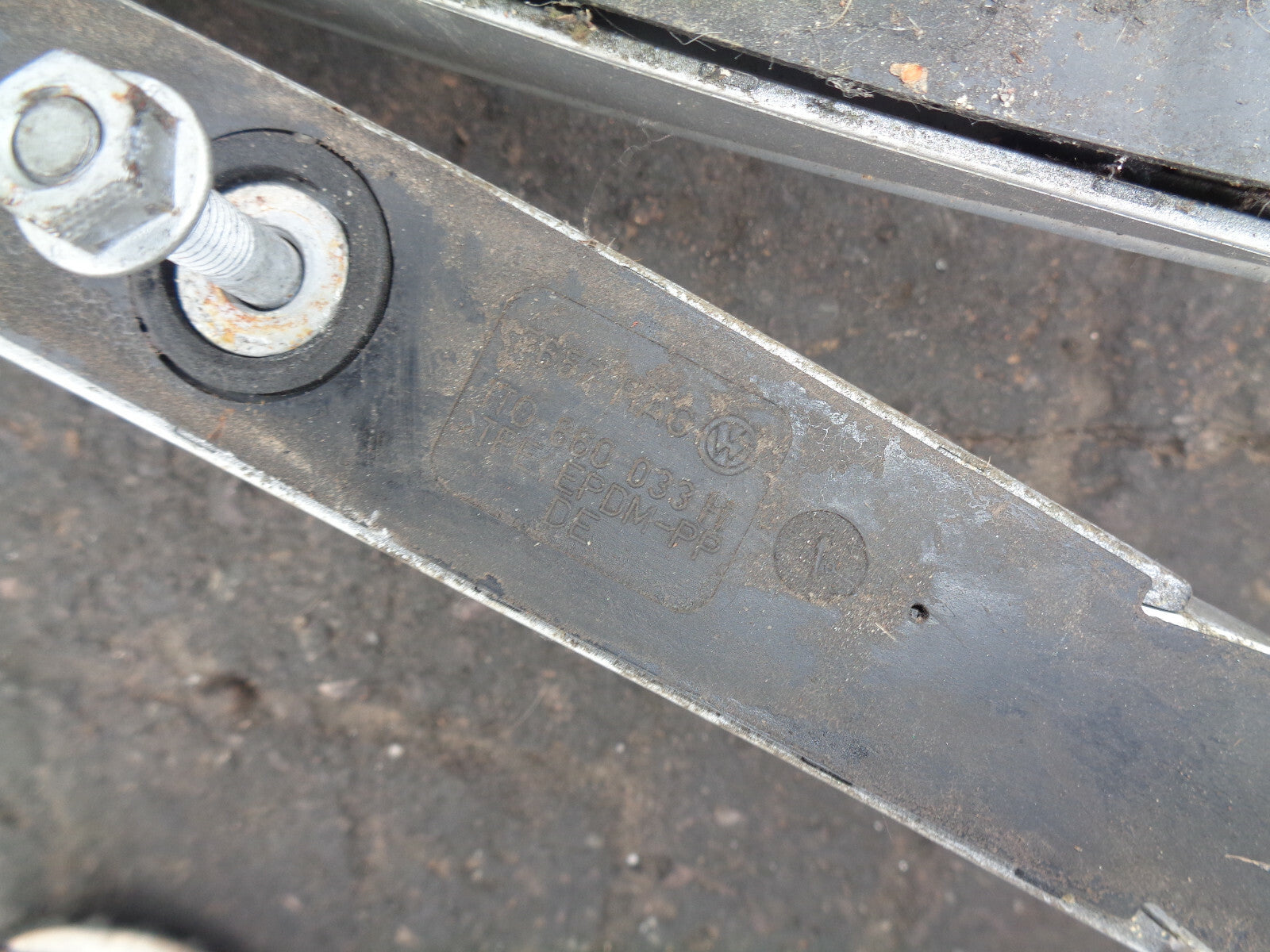 VW VOLKSWAGEN TOURAN MK1 2010 CHROME ROOF RAILS RACK BAR 1T0860033
