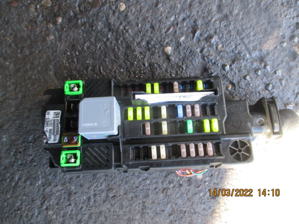 JAGUAR XE 2019 2.0 PETROL FUSE RELAY BOX GX73-14A073-HA DAMAGED