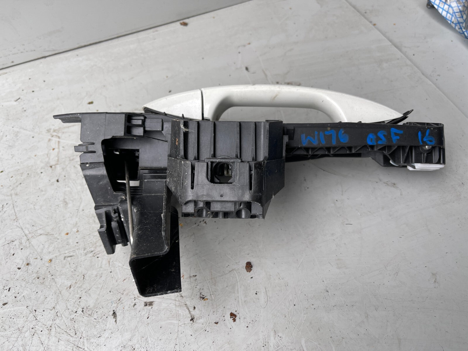 MERCEDES BENZ A CLASS W176 DRIVER SIDE FRONT DOOR LOCK 01150180002