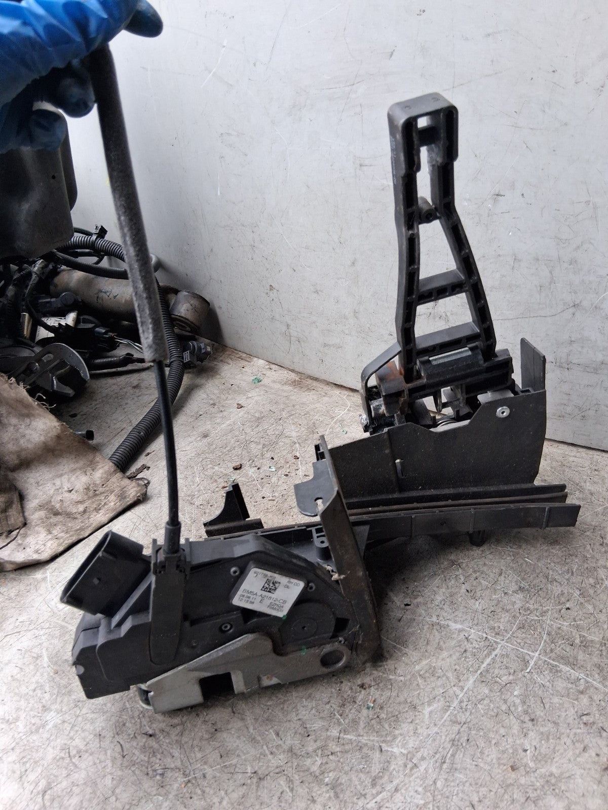 2011 FORD FOCUS DOOR LOCK CATCH MECHANISM 921758-102