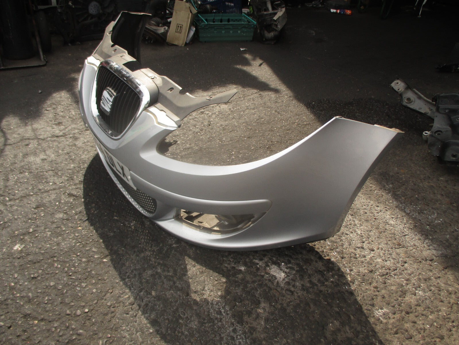 2004 SEAT ALTEA MK1 FRONT BUMPER WITH GRILLS GREY