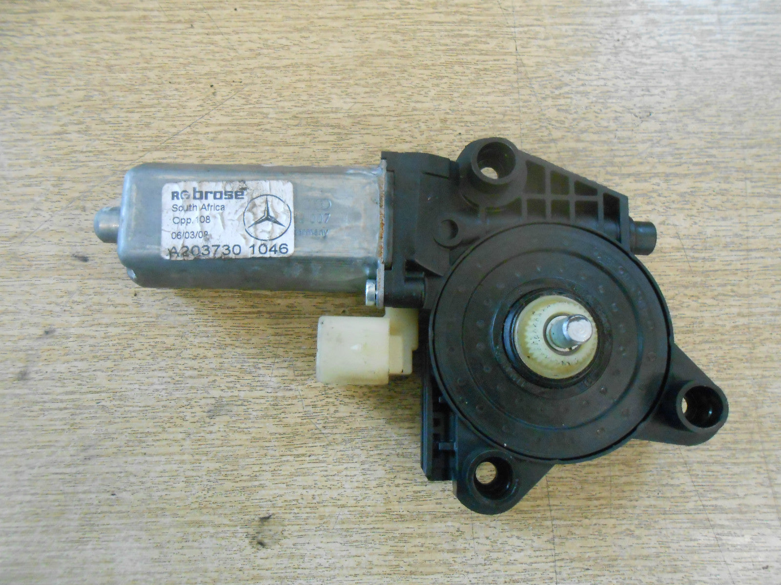 MERCEDES C CLASS W203 2003 OSR DRIVER SIDE REAR WINDOW MOTOR A2037301046