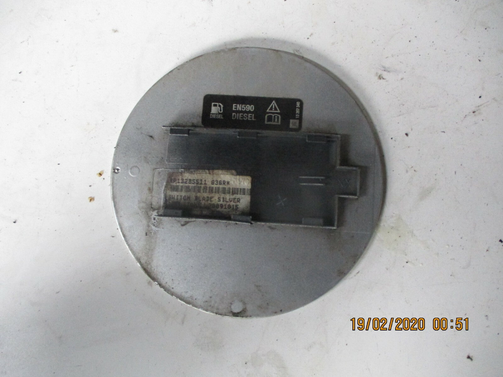 VAUXHALL INSIGNIA A MK1 2012 DIESEL FUEL FILLER CAP FLAP COVER SILVER 13267340