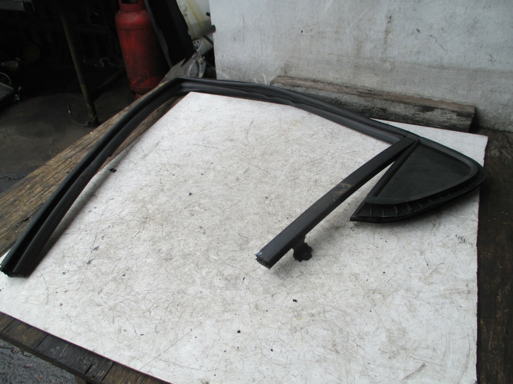 VAUXHALL VIVA 2018 NSR PASSENGER SIDE REAR DOOR QUARTER GLASS