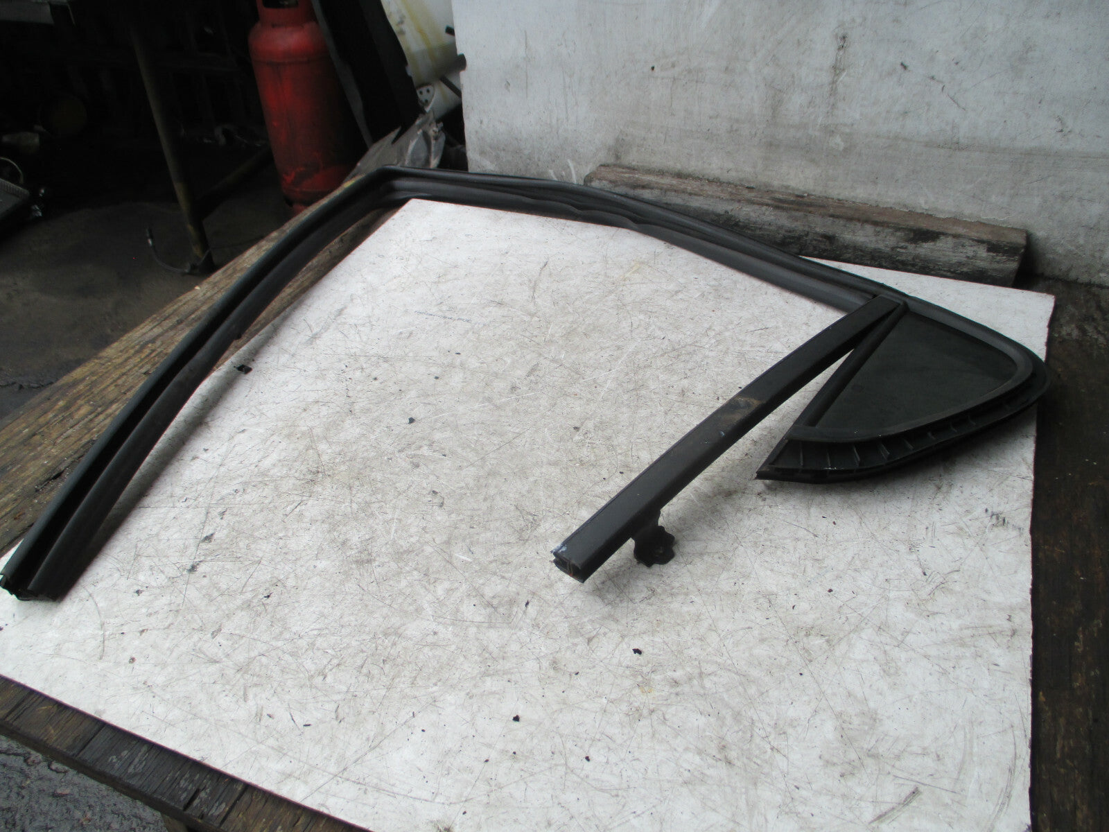 VAUXHALL VIVA 2018 NSR PASSENGER SIDE REAR DOOR QUARTER GLASS