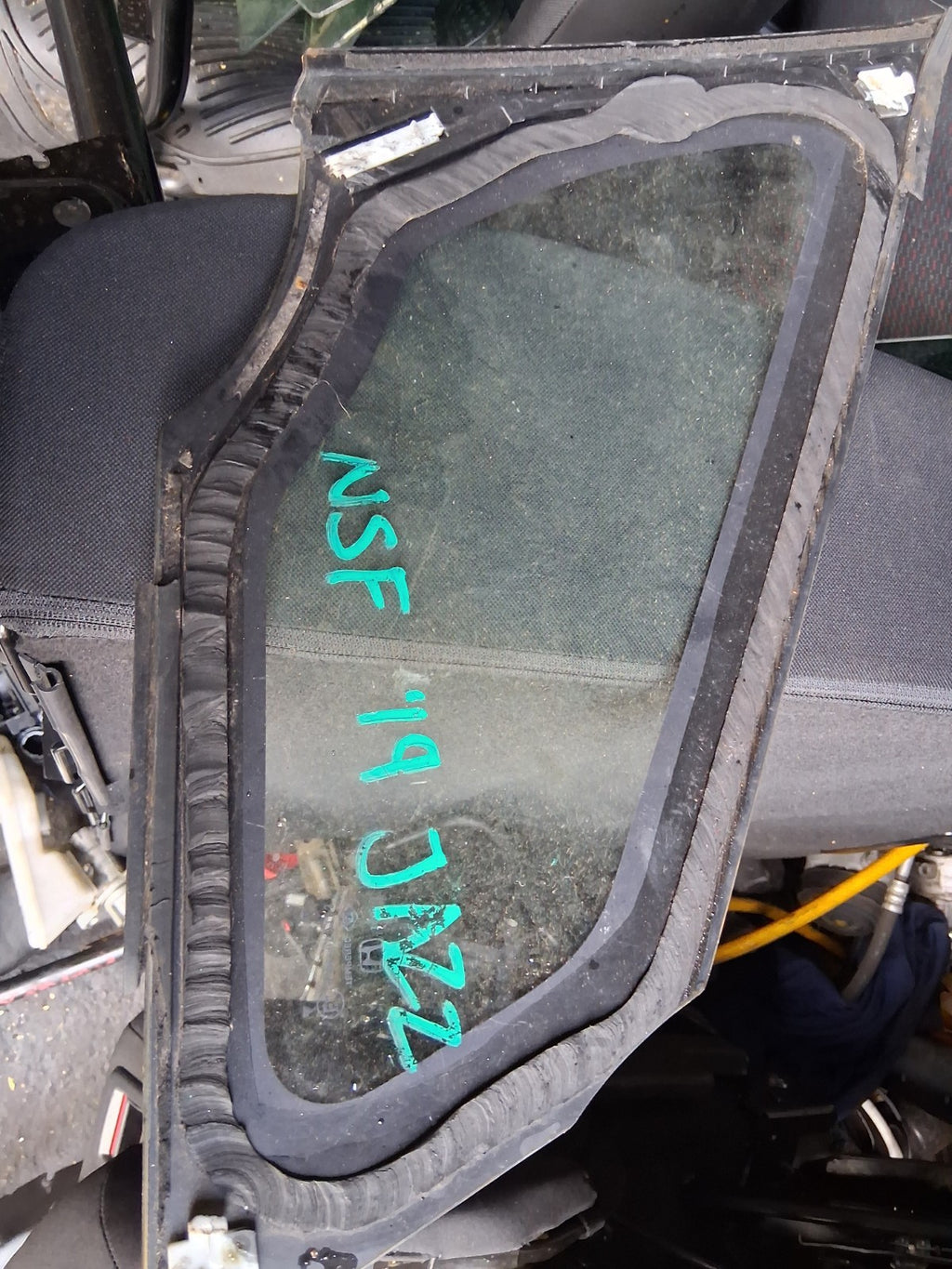 2019 HONDA JAZZ MK4 NSF PASSENGER SIDE FRONT LEFT QUARTER GLASS