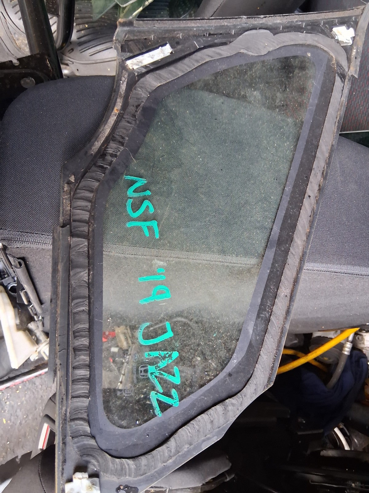 2019 HONDA JAZZ MK4 NSF PASSENGER SIDE FRONT LEFT QUARTER GLASS