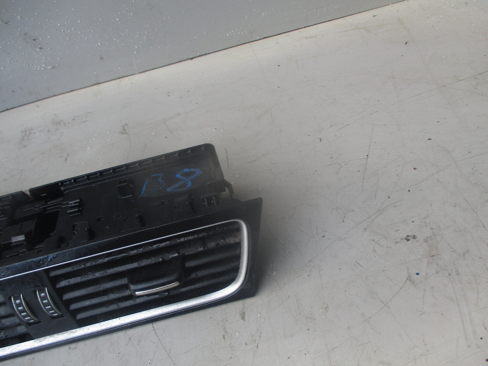 AUDI A4 B8 2013 DASHBOARD CENTRE AIR VENT 8T2820951D