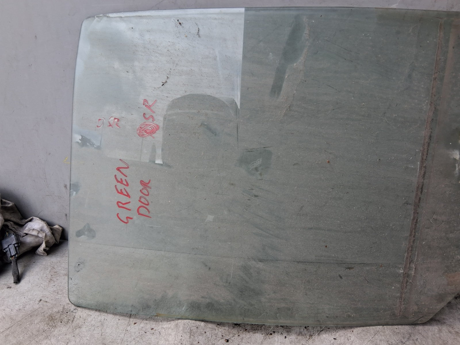 JEEP CHEROKEE SPORT 2001 - 2008 OSR DRIVER SIDE REAR RIGHT WINDOW GLASS