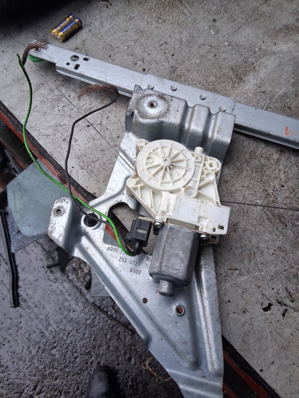 2016 MERCEDES SPRINTER W906 OSF DRIVER SIDE WINDOW MOTOR REGULATOR A9067200146
