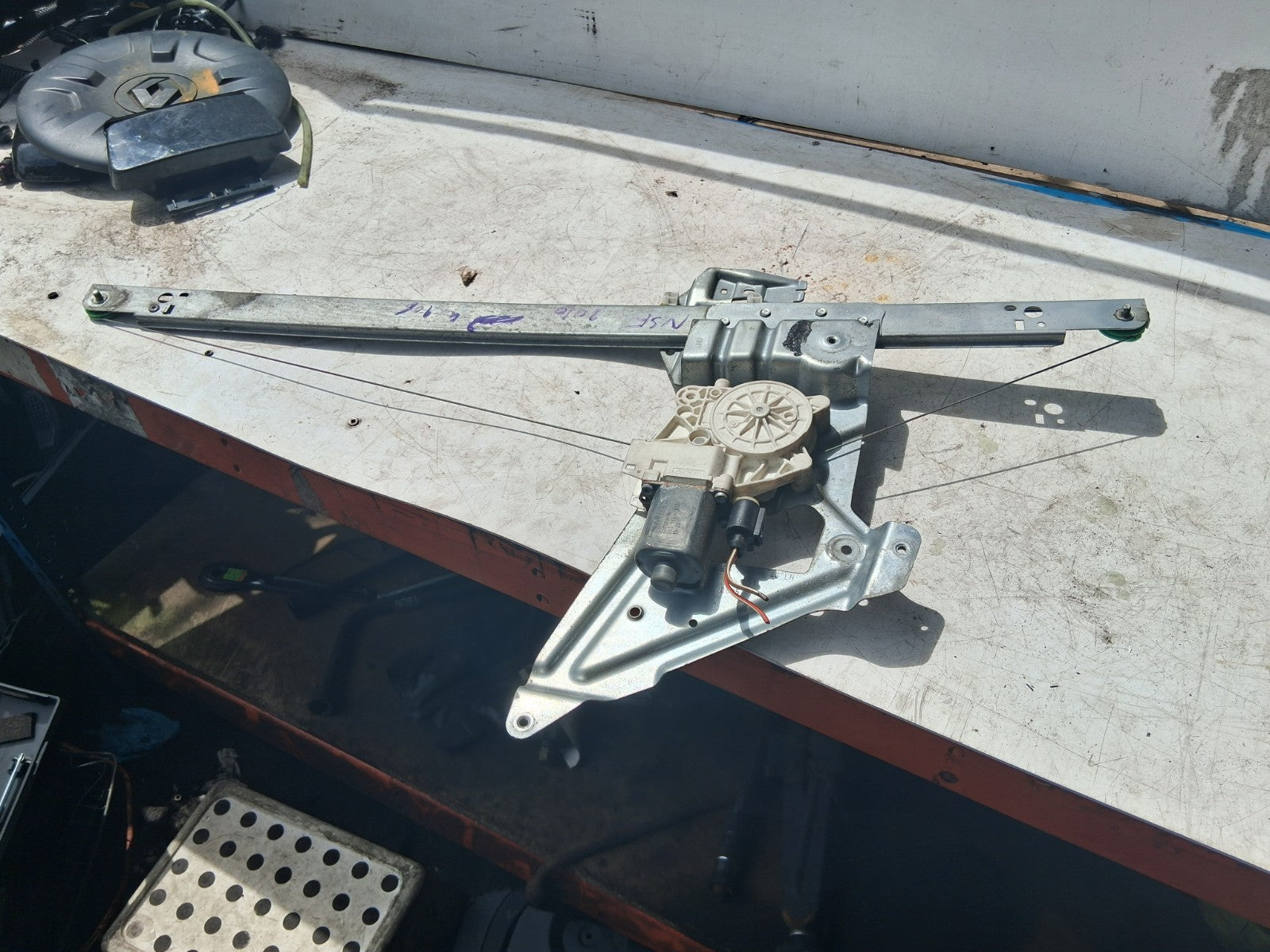2010 MERCEDES SPRINTER W906 NSF PASSENGER SIDE FRONT WINDOW MOTOR & REGULATOR