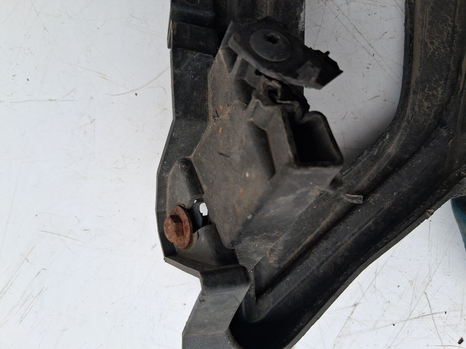 NISSAN QASHQAI MK2 OSF OFF RIGHT DRIVER SIDE FRONT FOG LIGHT BRACKET 622565FA0A