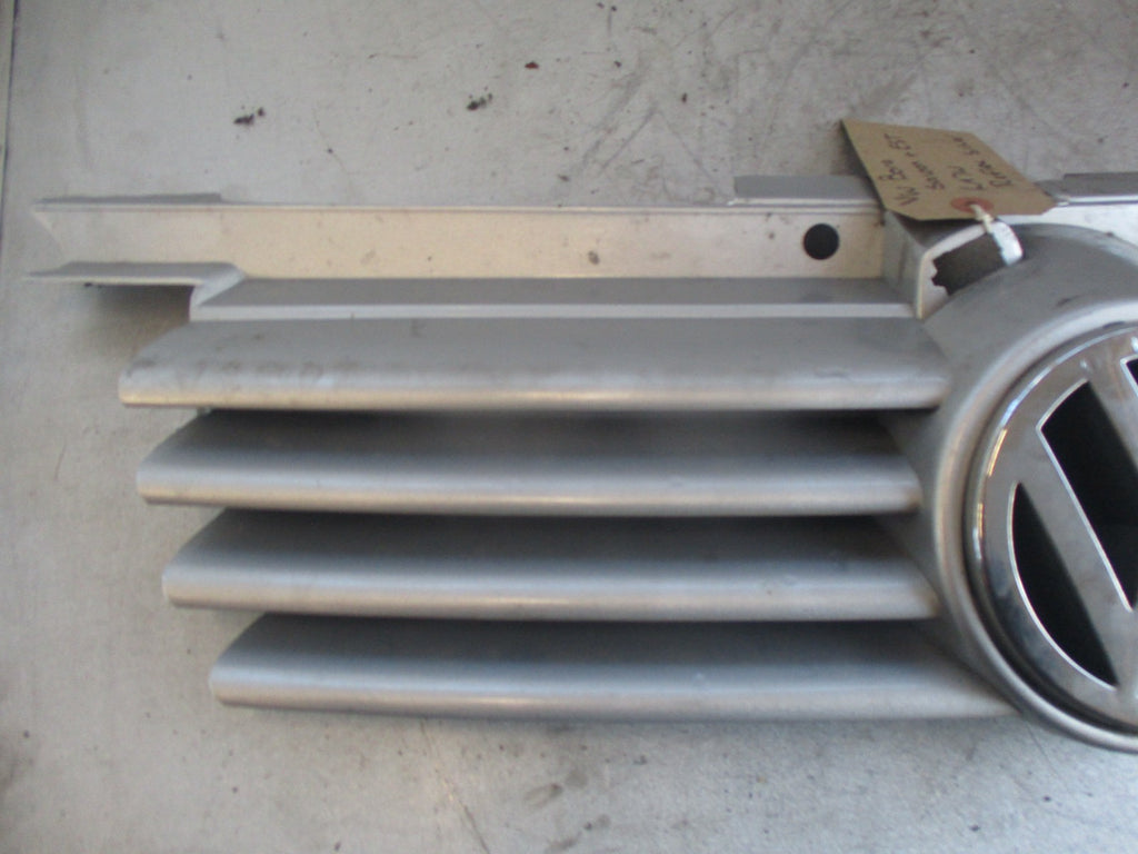 VW VOLKSWAGEN BORA 2003 FRONT BUMPER AIR INTAKE GRILL REFLEX SILVER 1J5853601A