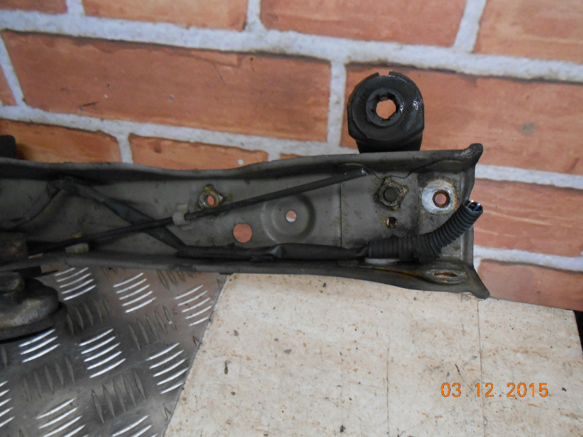 TOYOTA AVENSIS 2003 T25 HATCHBACK FRONT SLAM PANEL SUPPORT BRACE BONNET CATCH