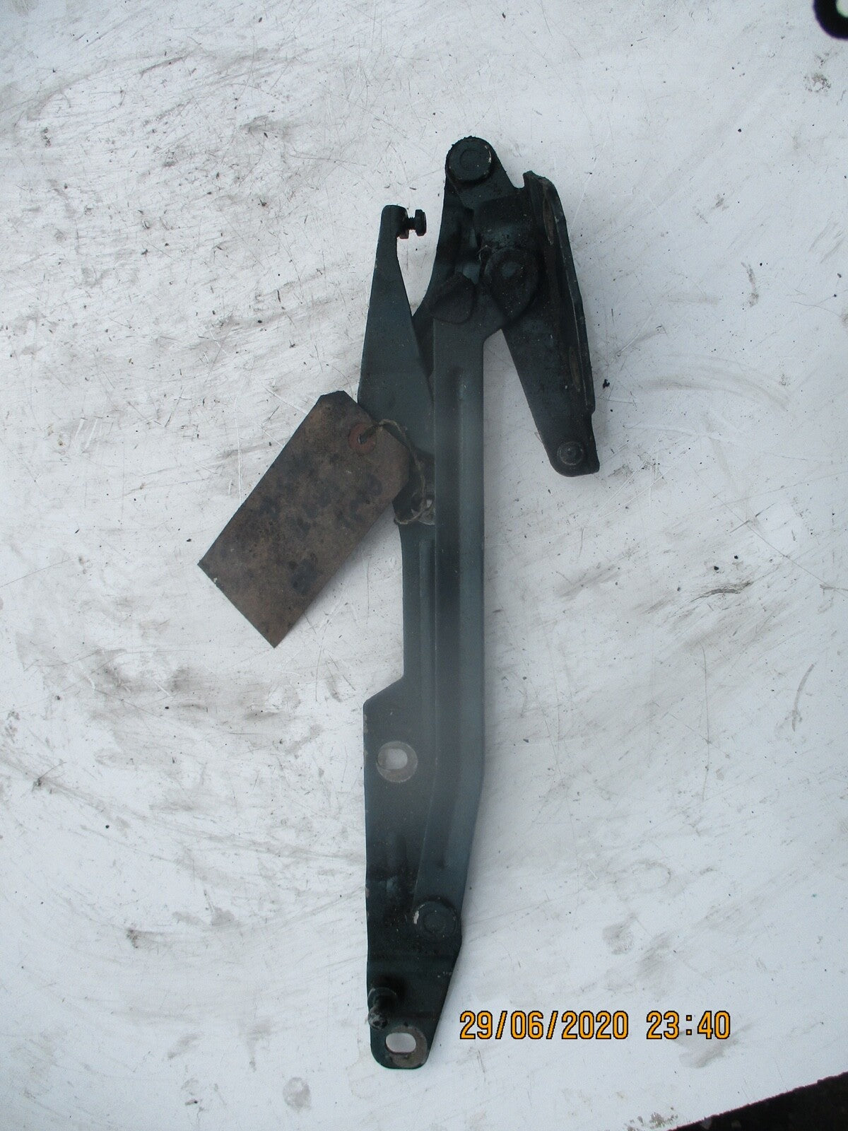 AUDI A6 C4 4A (MK1) 1997 REAR HOOD BONNET HINGE 4A5 827 499A