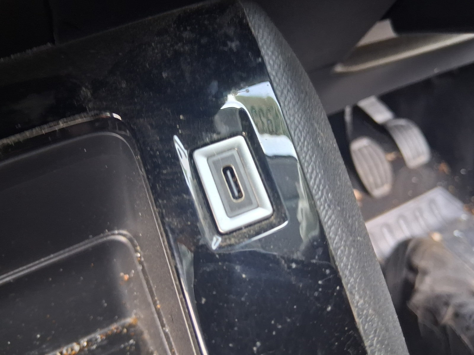 PEUGEOT 208 MK2 2025 CENTRE CONSOLE TRIM WITH USC PORT