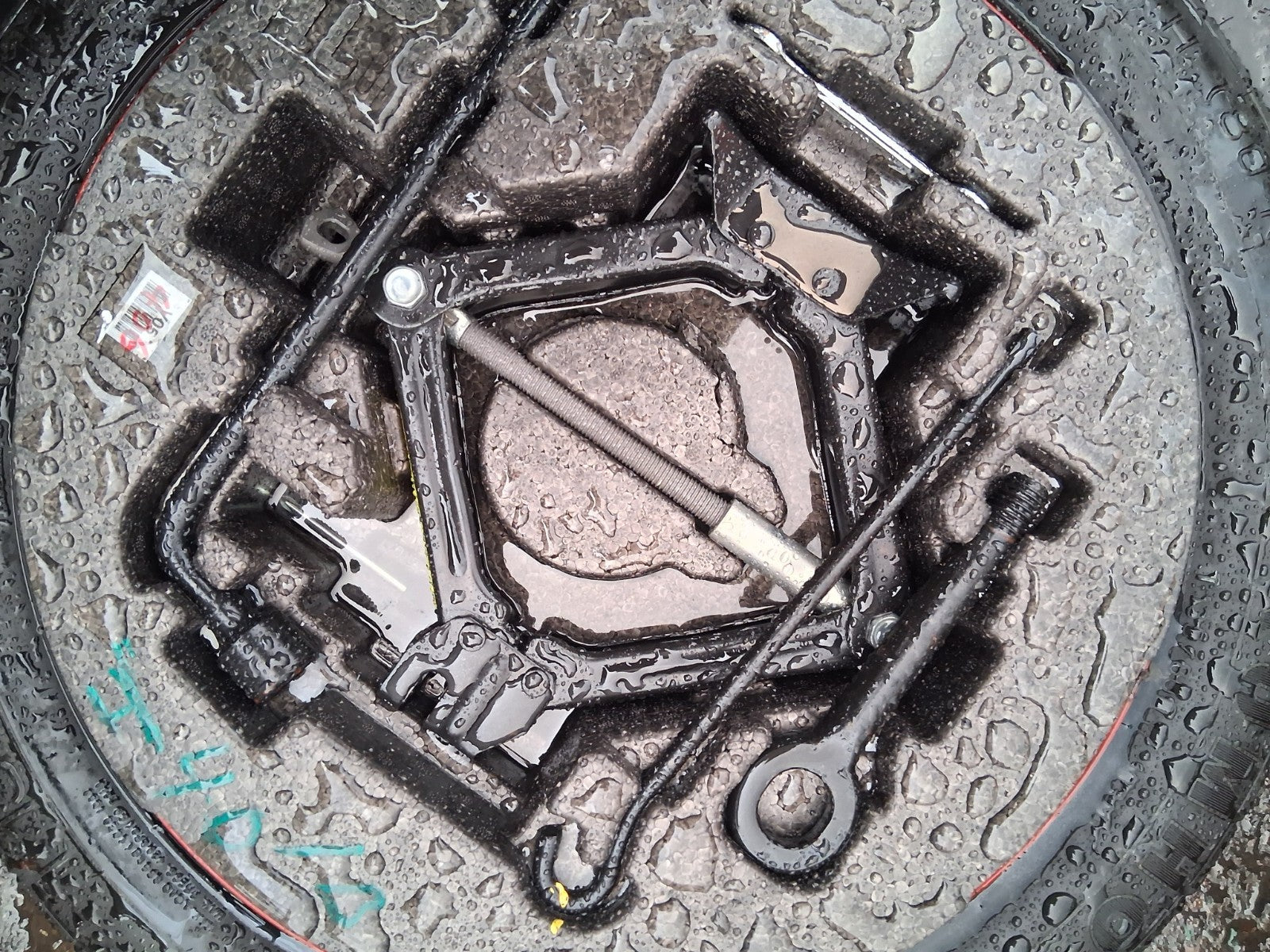 2013 HYUNDAI I40 COMPLETE JACK SET WITH TOW HOOK