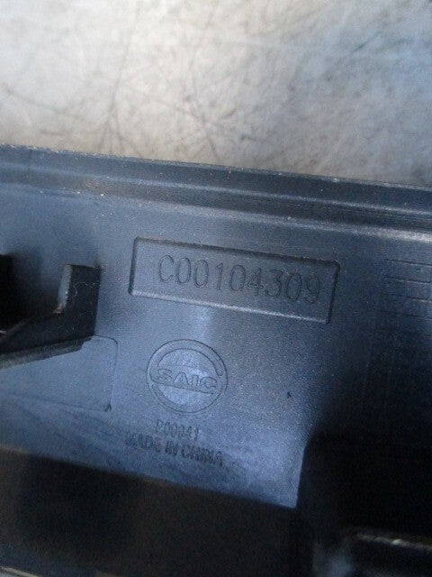 2020 LDV SAIC V80 MIDDLE DASH AIR VENT & RADIO CONTROL SWITCH & TRIM C00104309