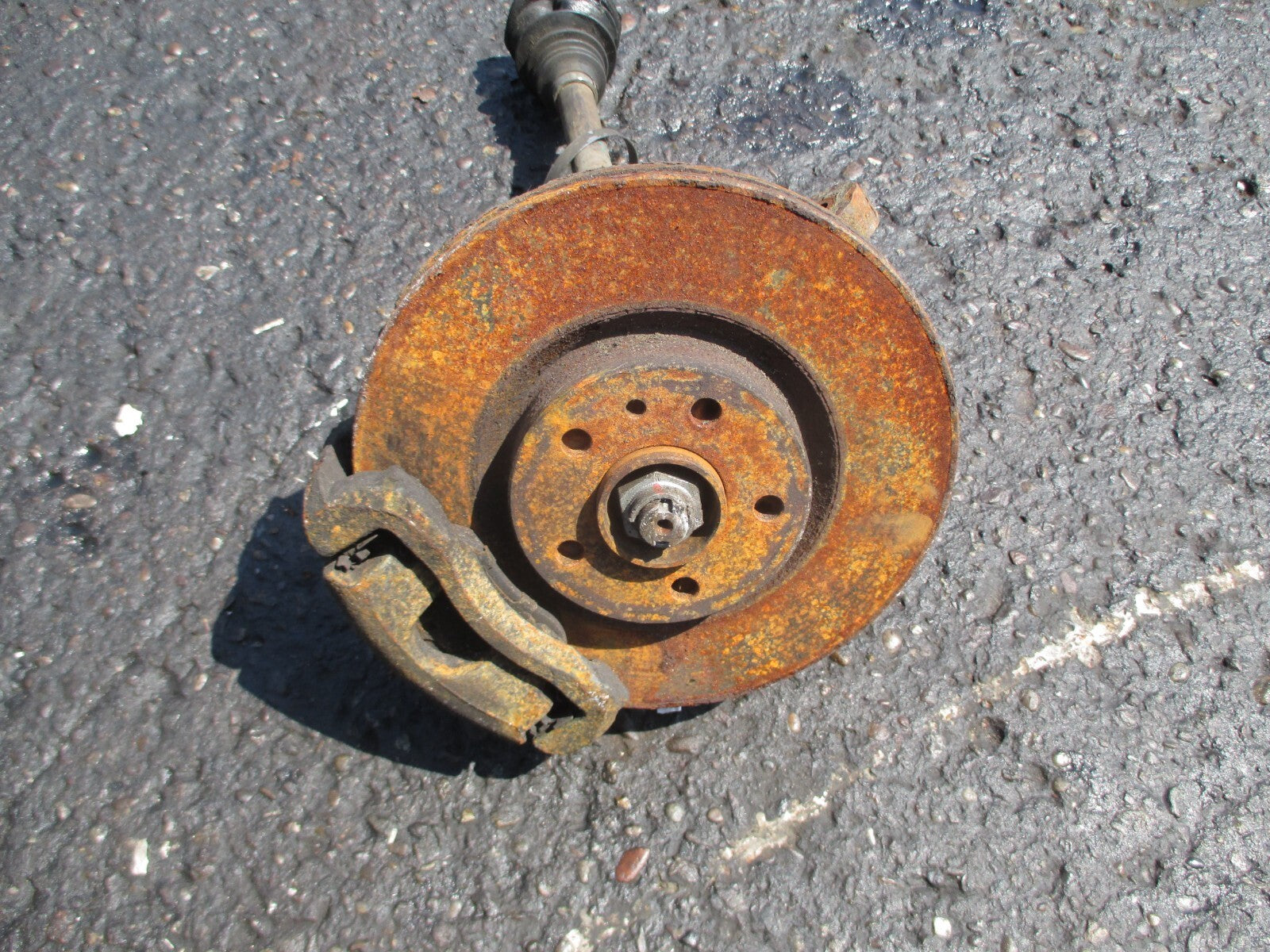 HYUNDAI I30 MK1 1.6 2010 NSF PASSENGER SIDE FRONT WHEEL HUB WITH DRIVESHAFT
