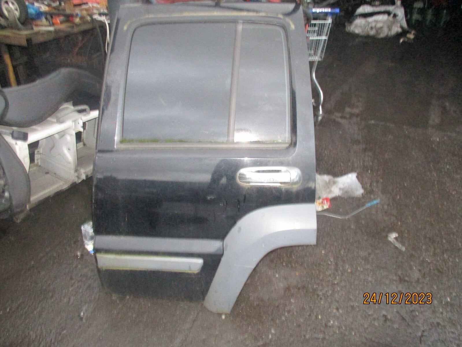 2006 JEEP CHEROKEE MK3 NSR PASSENGER SIDE REAR COMPLETE DOOR BLACK