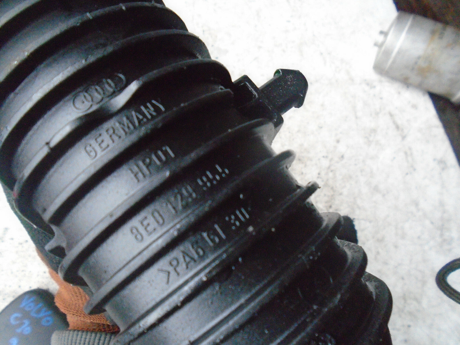 AUDI A4 2007 B7 2.0 TDI DIESEL PULSATION DAMPER FOR INTERCOOLER 8E0129955