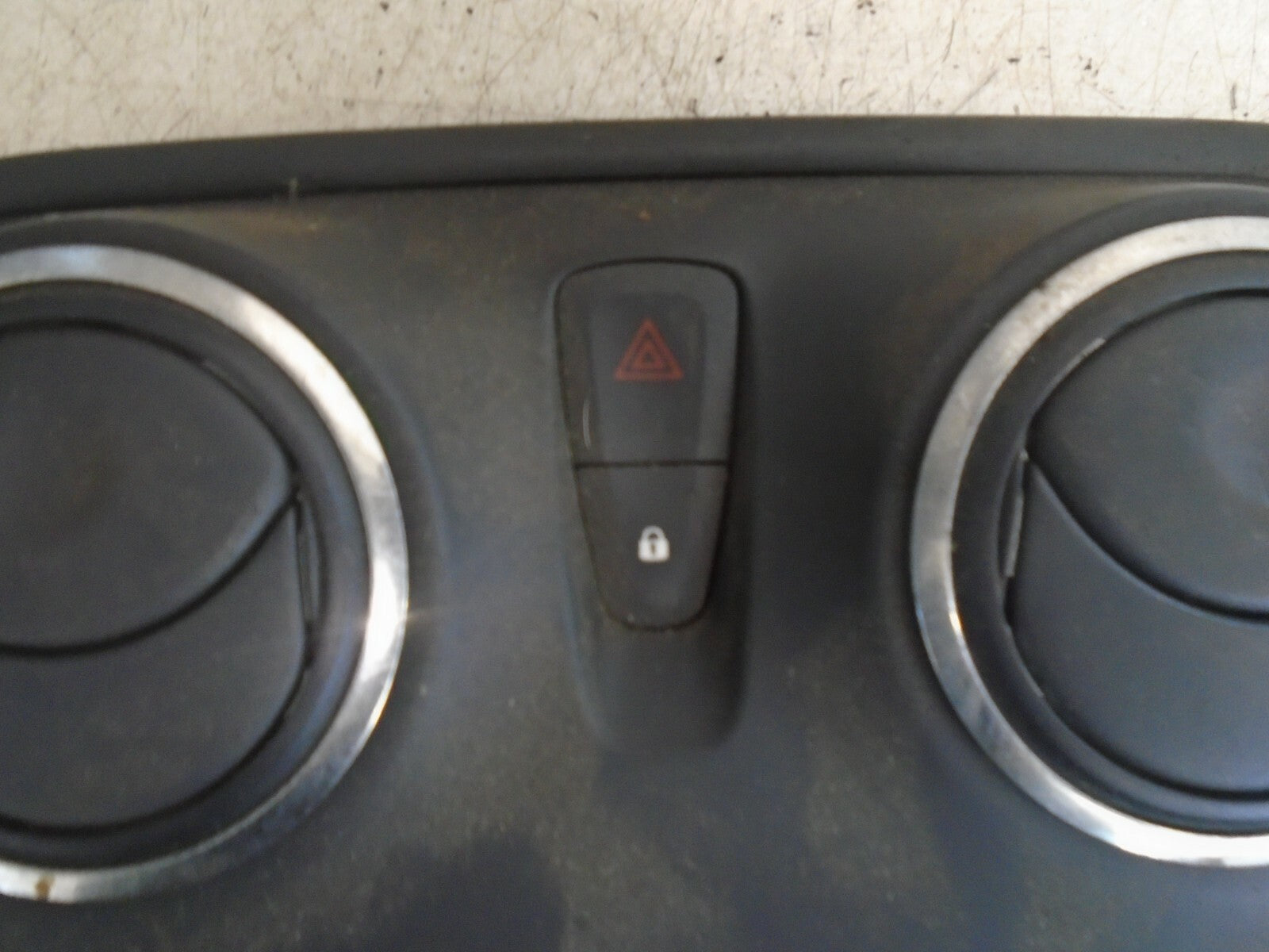 DACIA SANDERO 2016 MK1 DASHBOARD CENTRE COVER TRIM 682601926