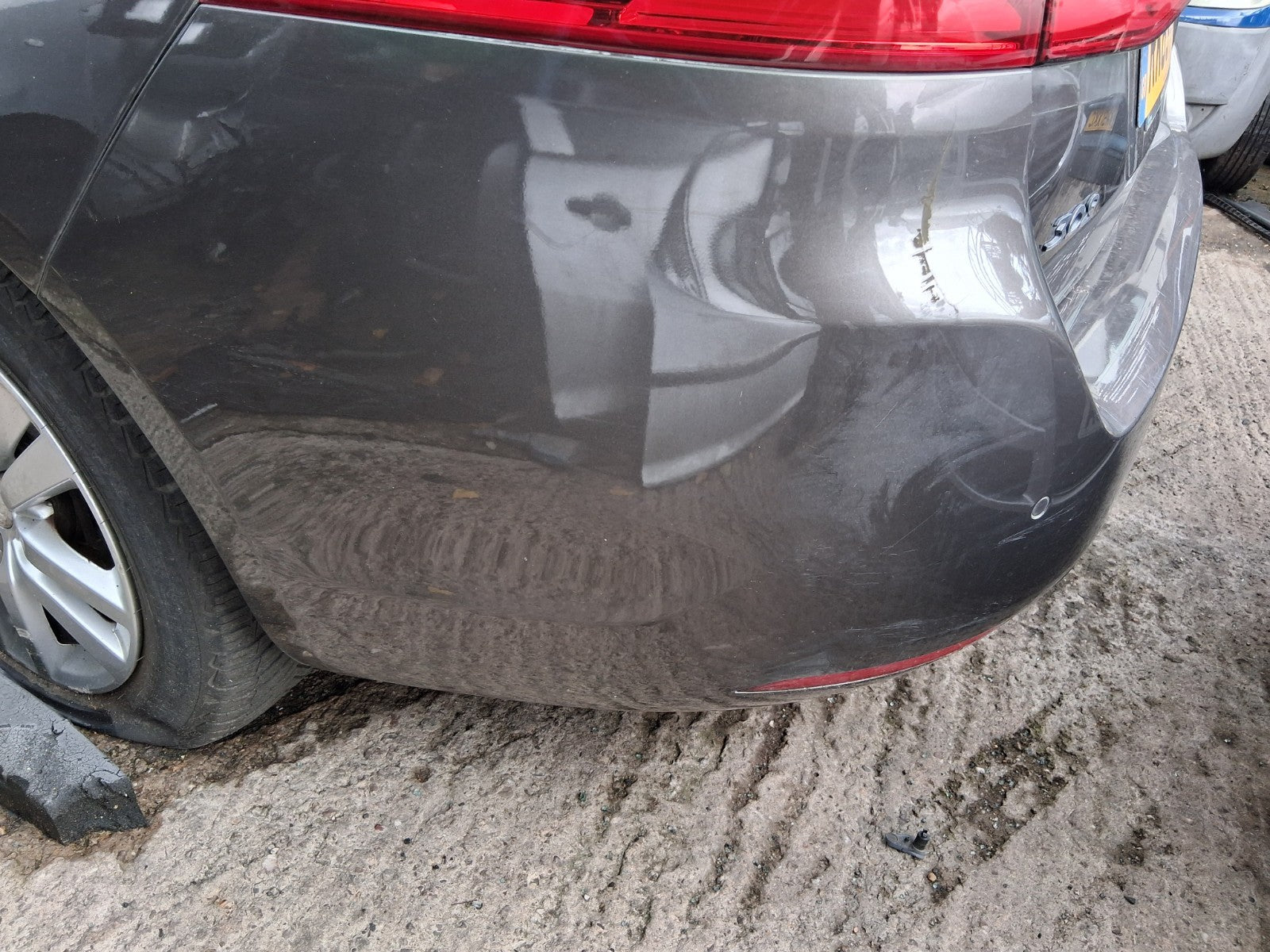 2015 PEUGEOT 308 MK2 ESTATE COMPLETE REAR BUMPER WITH PDC SENSORS GREY MOKA KKS