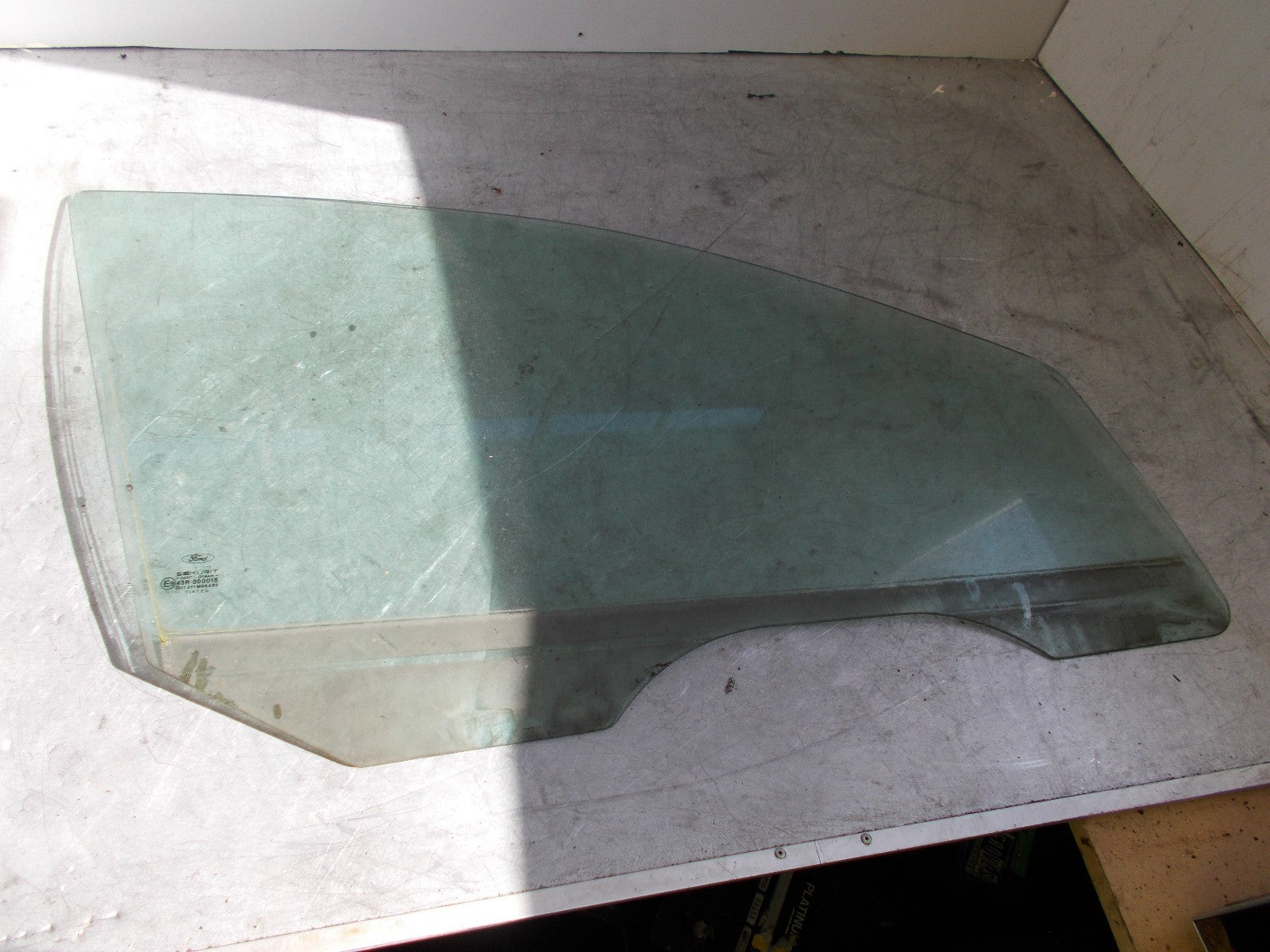 2005 FORD FOCUS MK1 OSF DRIVERS SIDE FRONT WINDOW GLASS E943R000015