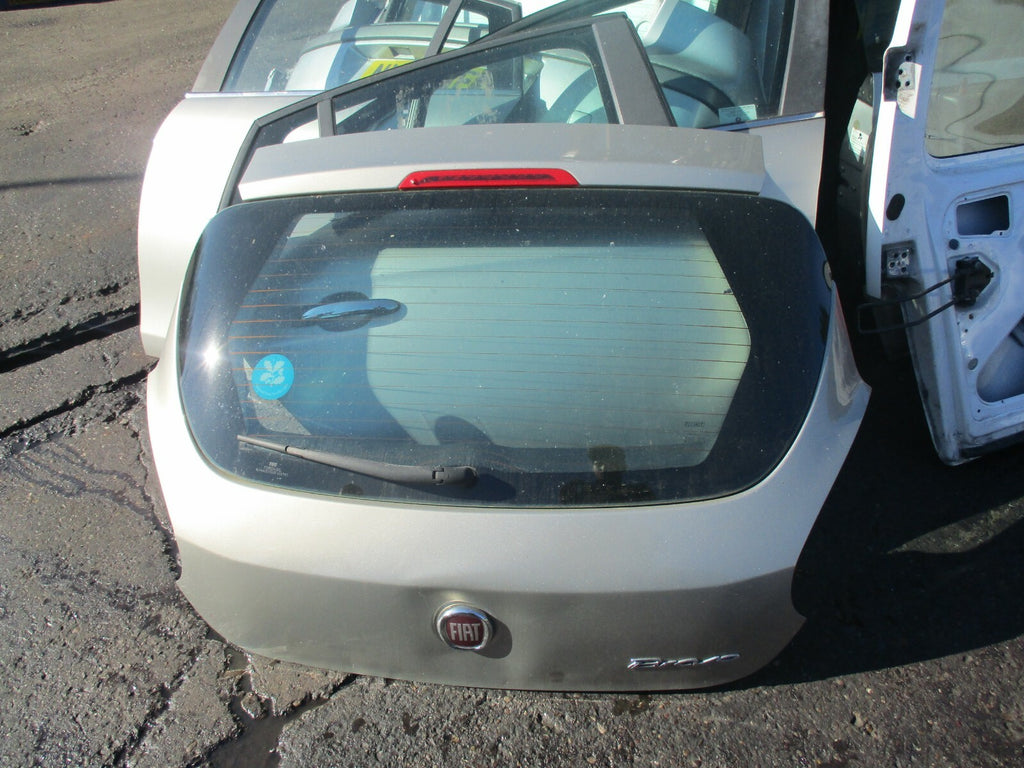 FIAT BRAVO MK2 5 DOOR BOOT LID TAILGATE LIGHT 272/B AVORIO VANITOSO
