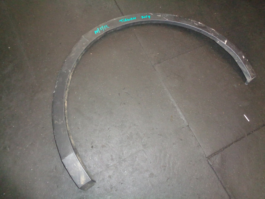 VW VOLKSWAGEN TIGUAN MK2 2019 PASSENGER REAR WHEEL ARCH TRIM 5NA854819J DAMAGED