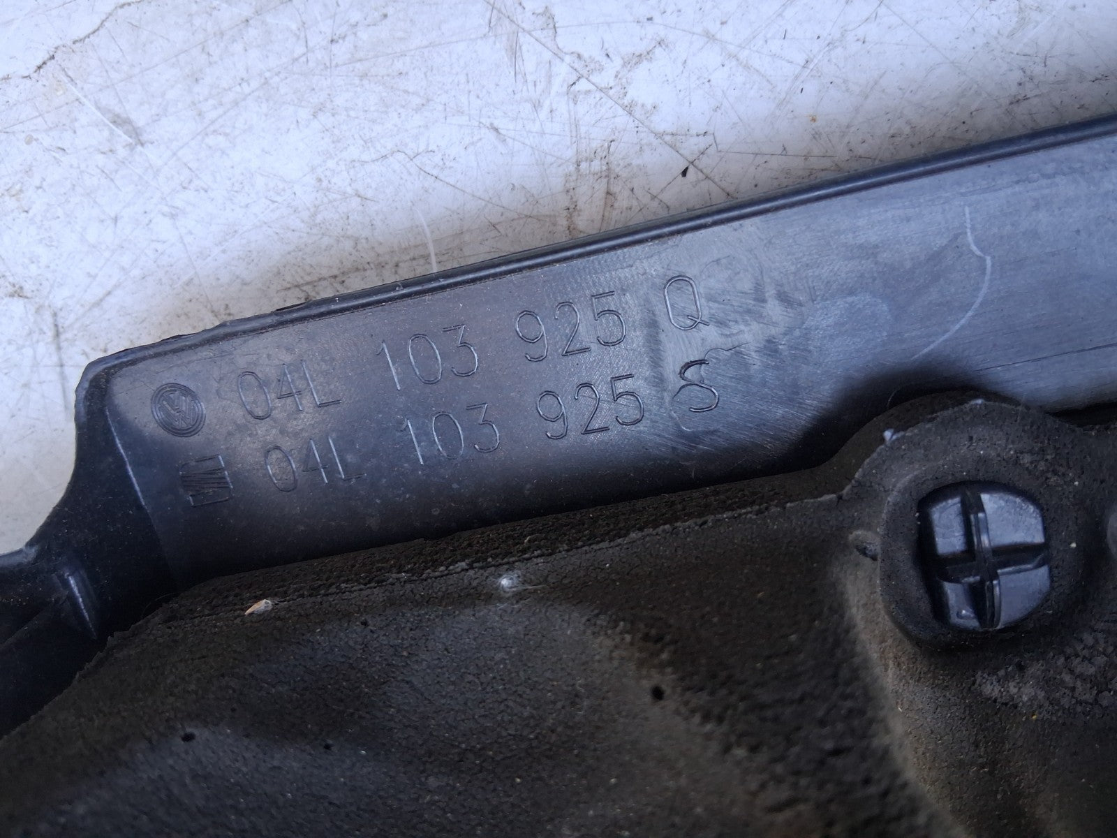 2013 SEAT LEON MK3 2.0 DIESEL TDI ENGINE COVER 04L103925S