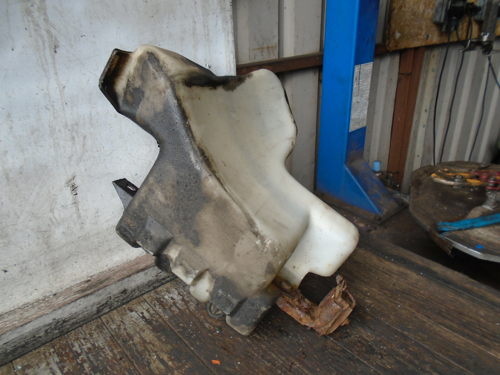 RANGEROVER P38 1998 FRONT WINDSCREEN WASHER WATER BOTTLE
