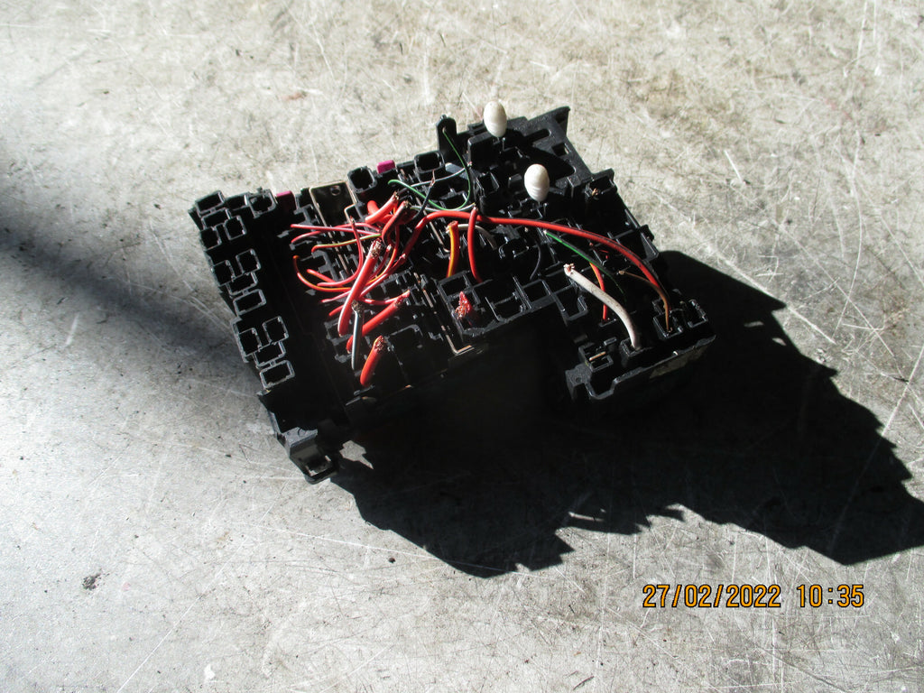 VOLKSWAGEN GOLF 2018 MK7 FUSE RELAY BOX