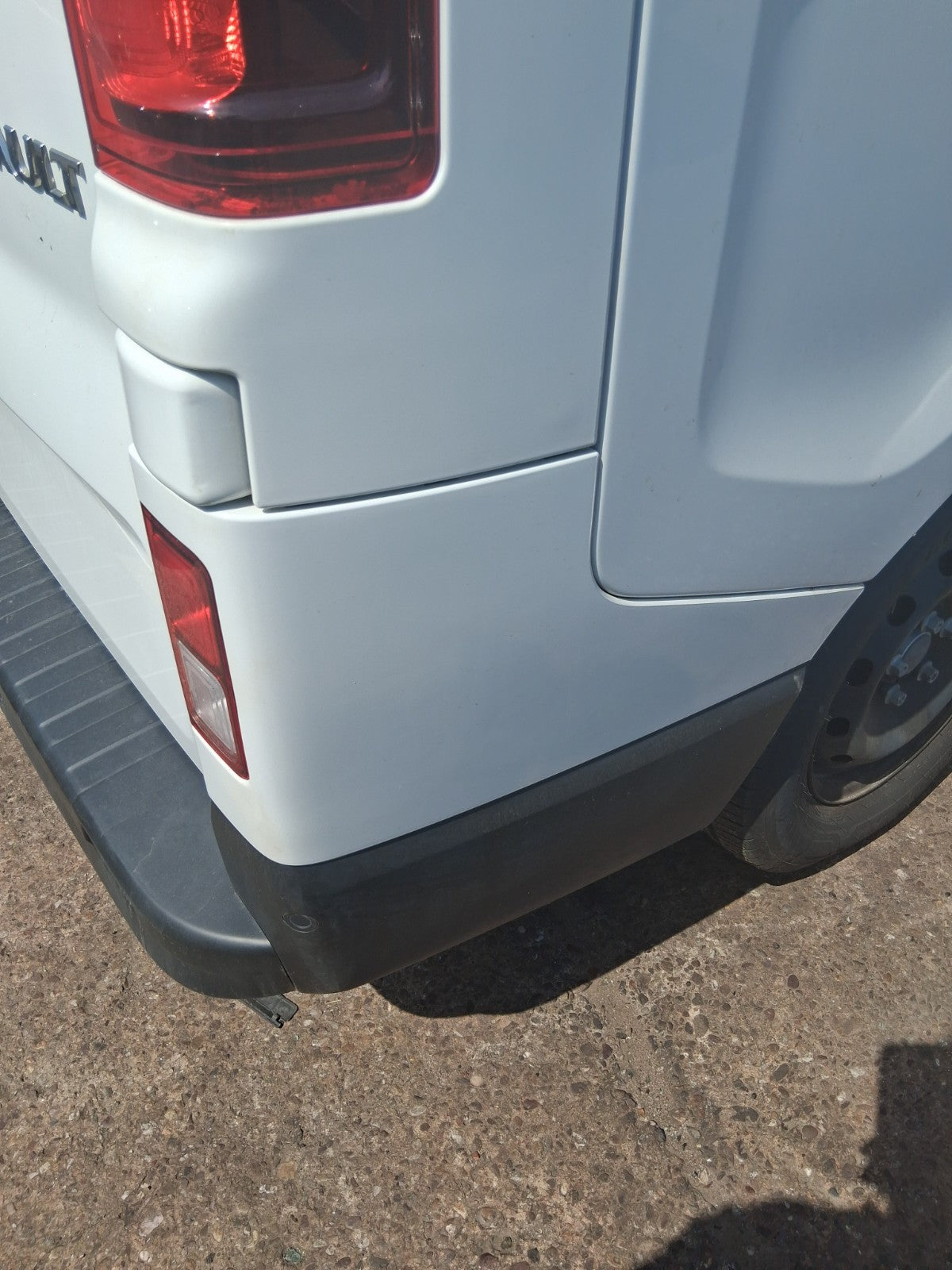 2025 RENAULT TRAFIC X82 MK3 OSR DRIVER SIDE REAR RIGHT BUMPER CORNER WITH LIGHT