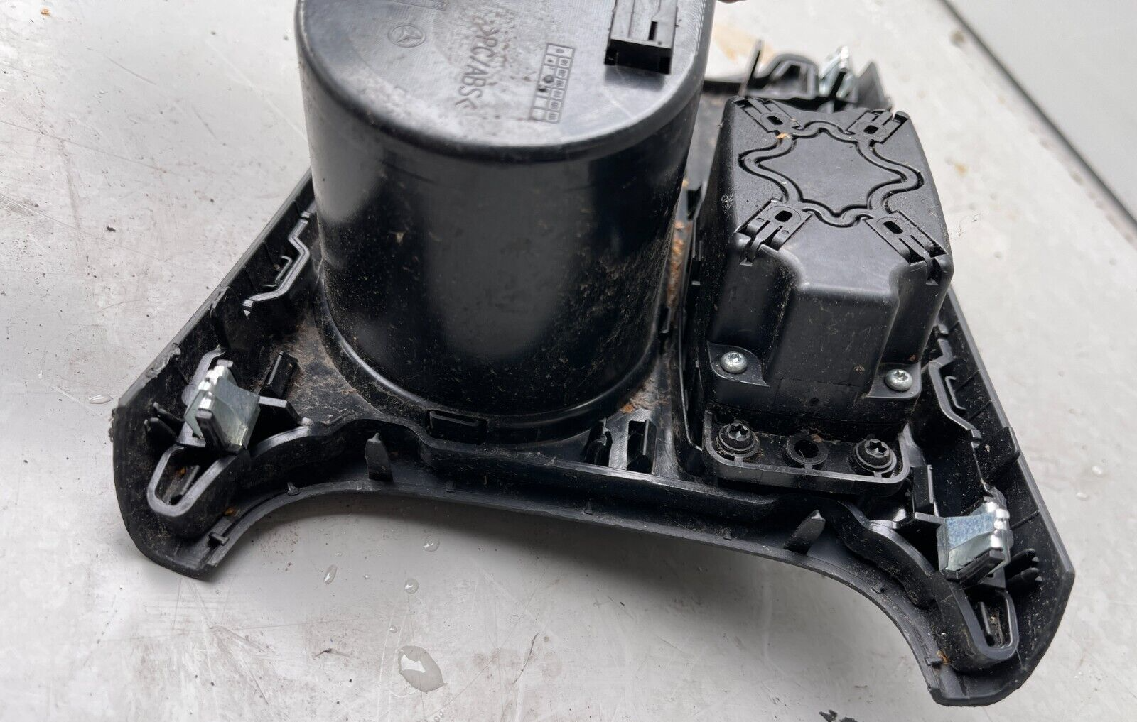 MERCEDES A CLASS W176 CENTRE CONSOLE CUP HOLDERS AND SAT NAV A1766800310