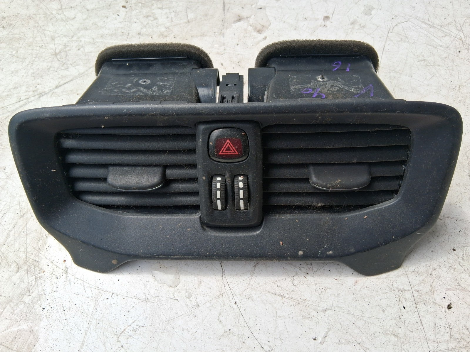 2016 VOLVO V40 DASH CENTER DOUBLE AIR VENT AND HAZARD SWITCH