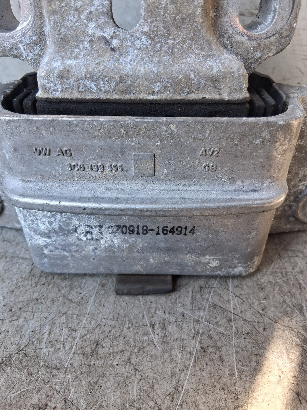 VW VOLKSWAGEN PASSAT B6 2.0 DIESEL ENGINE MOUNT 3C0199555