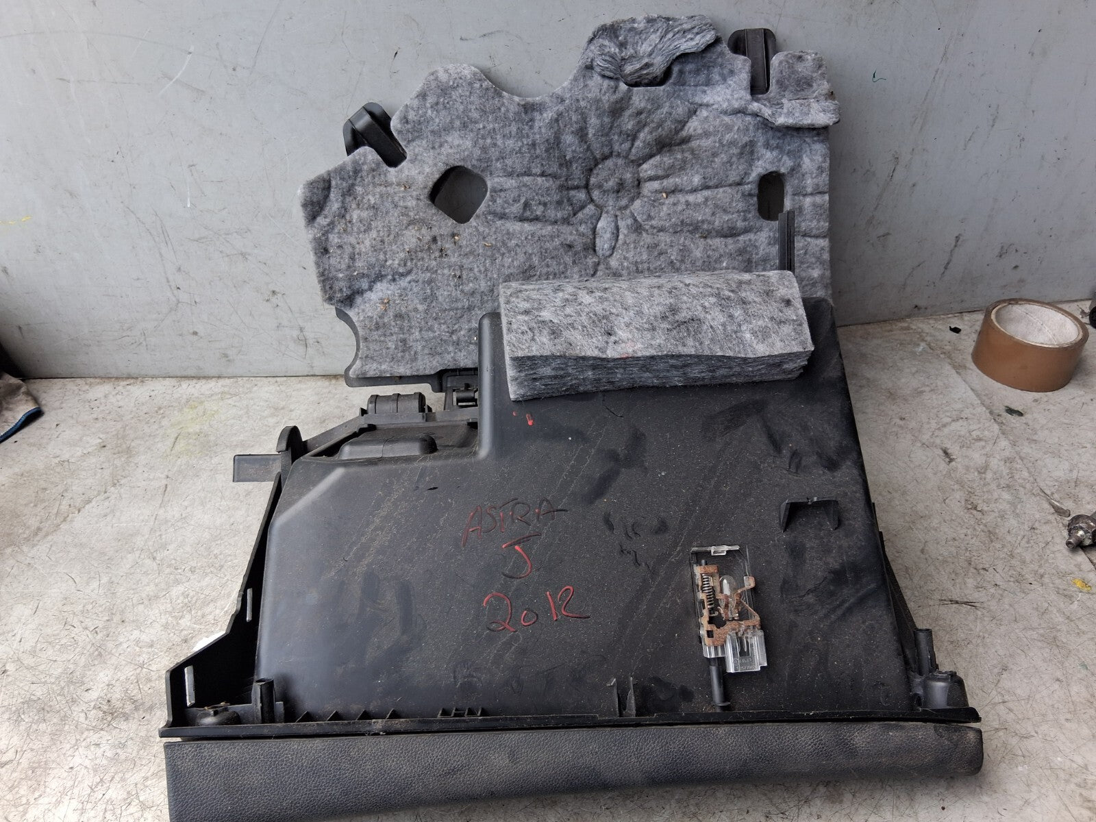 2012 VAUXHALL ASTRA J GLOVE BOX FRONT STORAGE COMPARTMENT 13262608