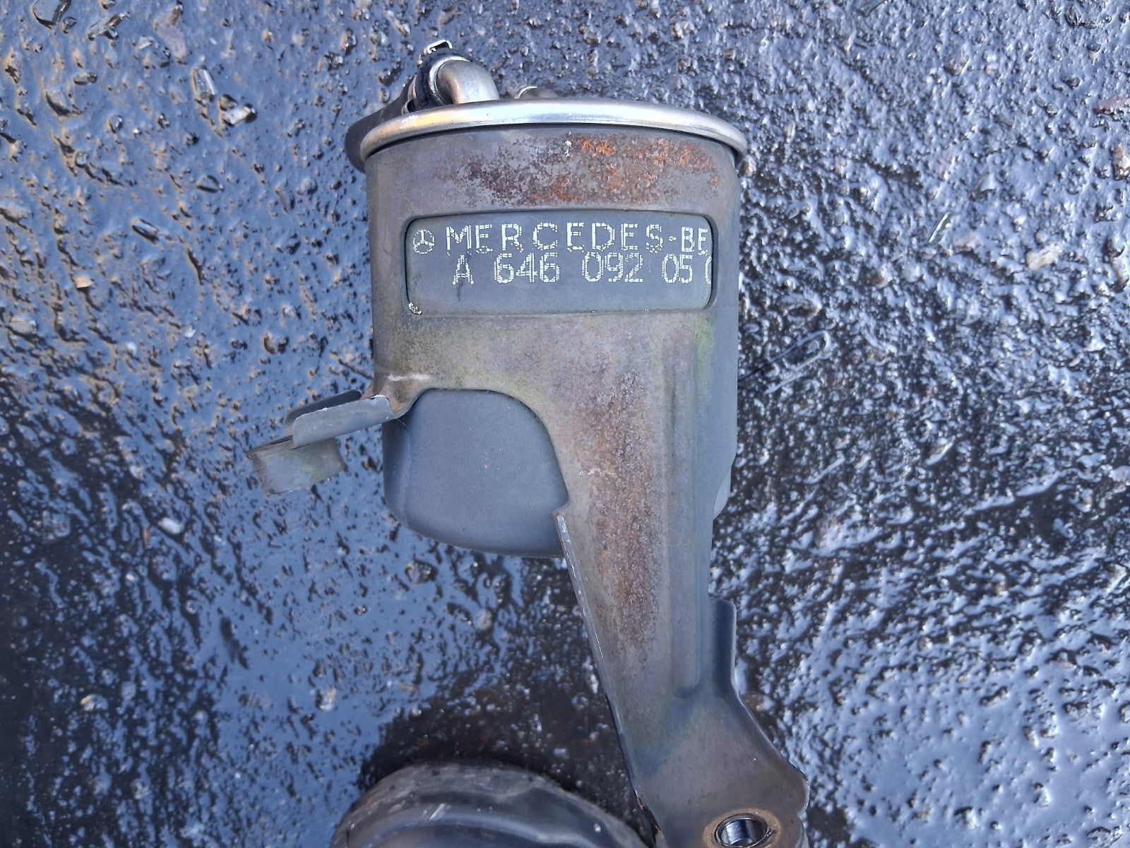 2004 MERCEDES BENZ E CLASS W211 FUEL FILTER HOUSING A6460920501