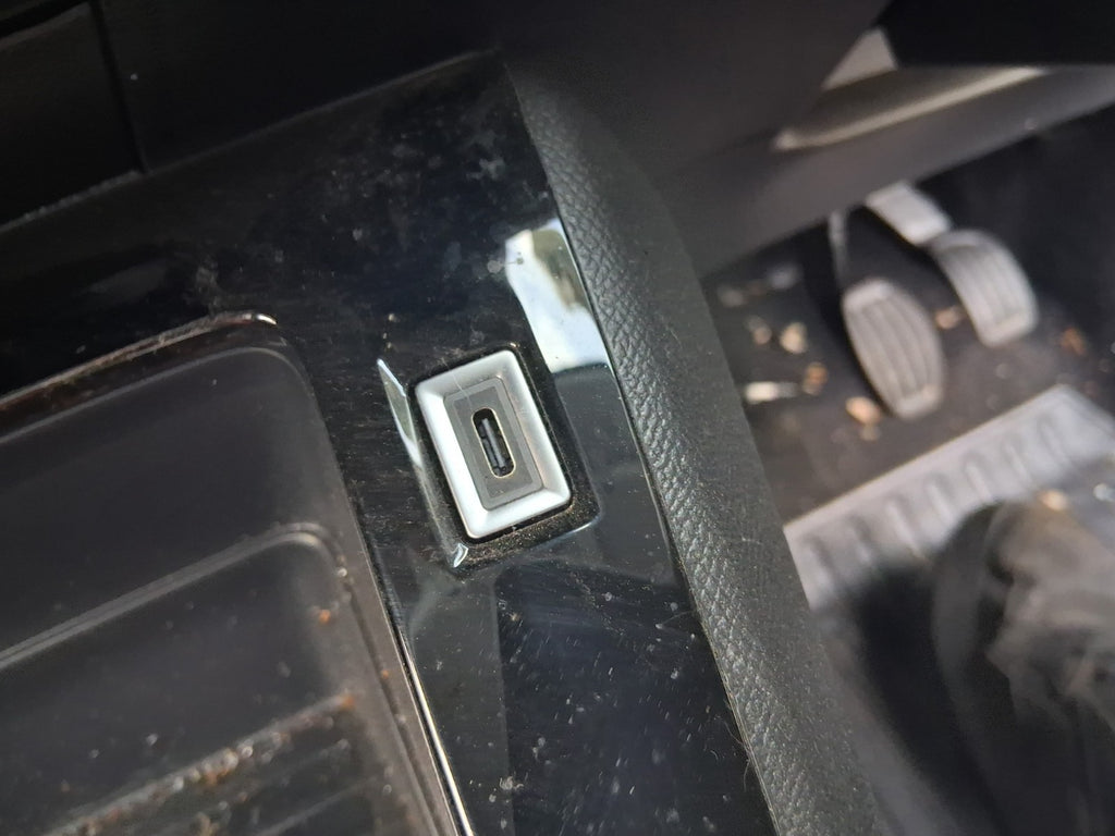 PEUGEOT 208 MK2 2025 CENTRE CONSOLE TRIM WITH USC PORT