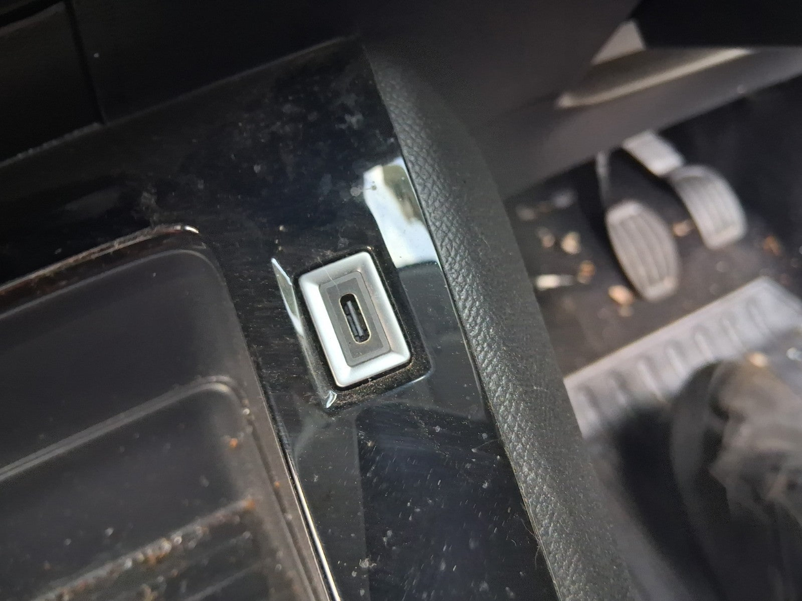 PEUGEOT 208 MK2 2025 CENTRE CONSOLE TRIM WITH USC PORT