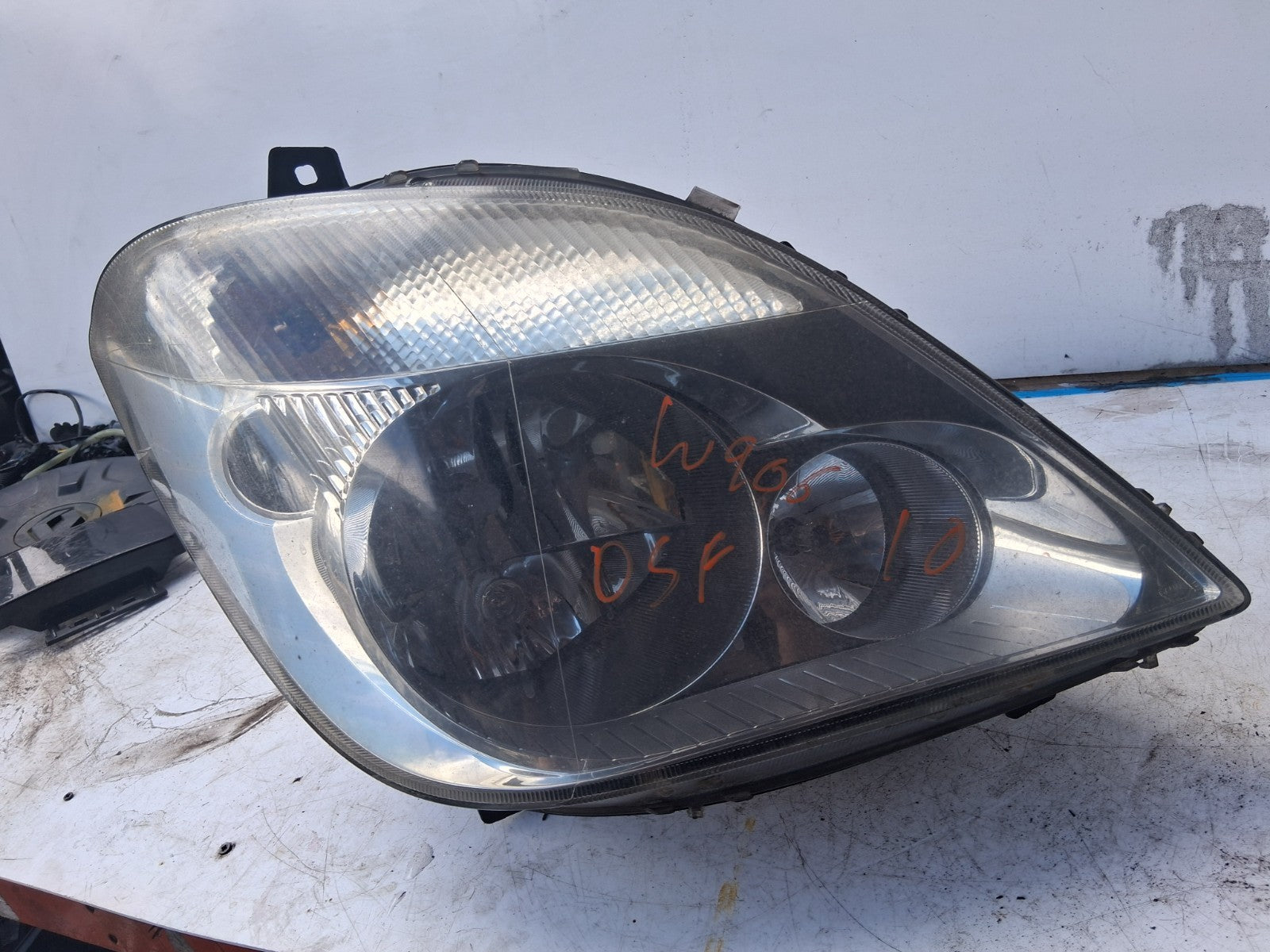 2010 MERCEDES BENZ SPRINTER W907 OSF DRIVER SIDE FRONT HEADLIGHT A9068200461